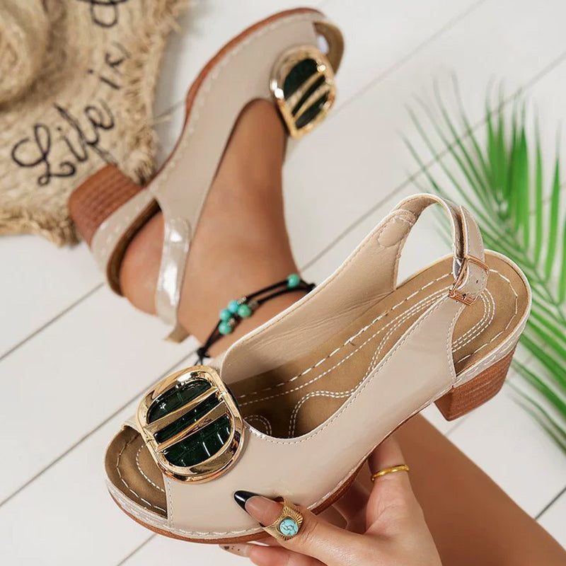 Középmagas sarkú, nyitott orrú szandál fém csattal