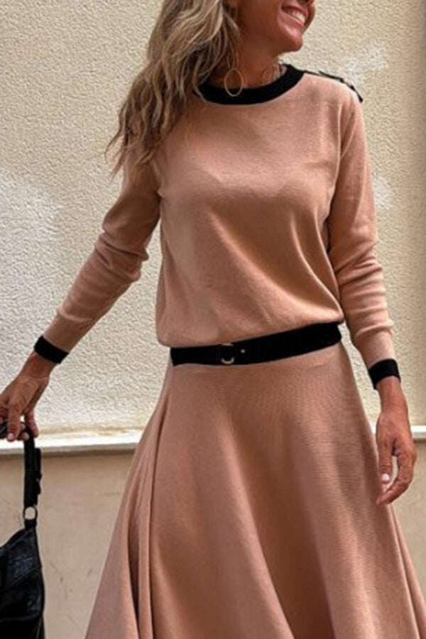 Stílusos kétrészes szett kontrasztos kötésből