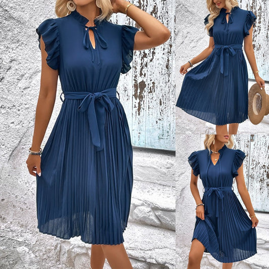 egyszerű redőzött ruhás nők