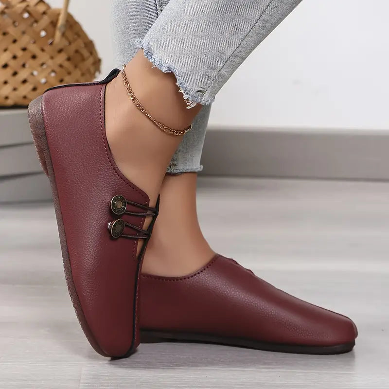 Elegáns női lapos cipő puha talppal, kerek orrral és csattal