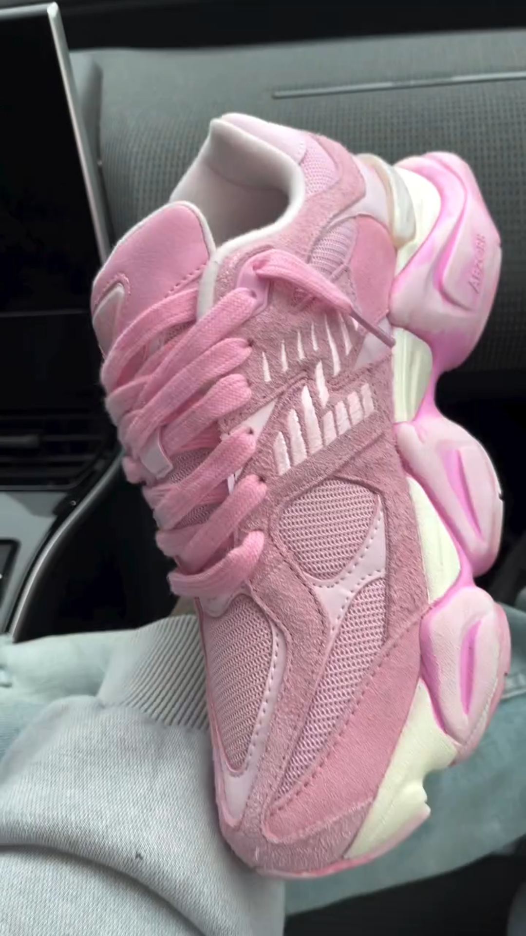 Légáteresztő velúr sportcipők