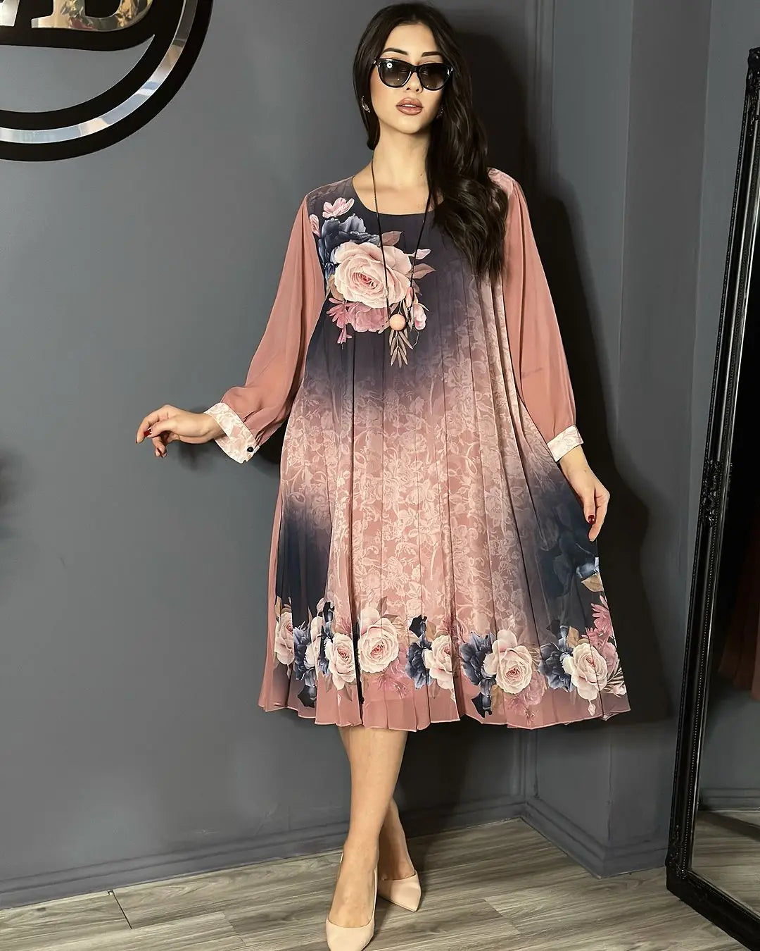 Tüllmintás ruha rózsákkal