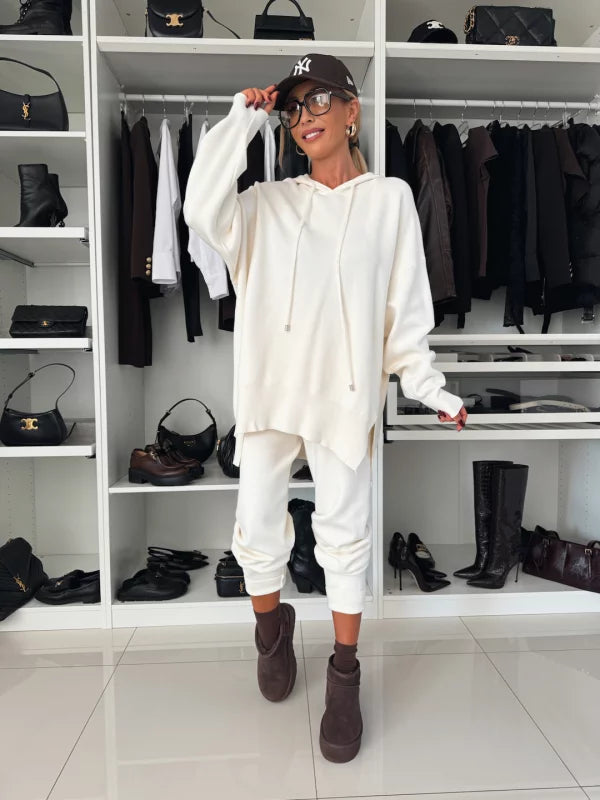 Kétrészes női szett hosszú ujjal, kapucnival és kerek nyakkal