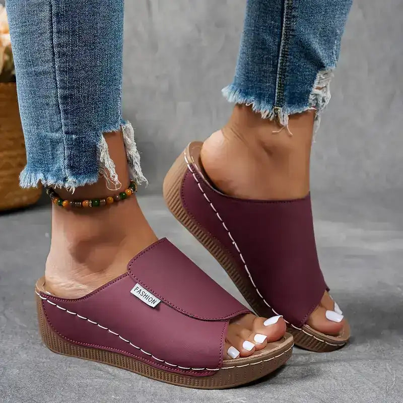 Kényelmes csúszdák ívtartóval, egyszínű női szandálok