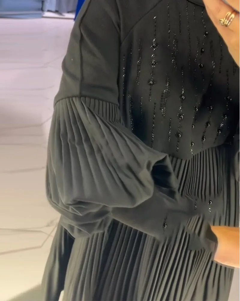 Fekete magas nyakú ruha lámpás ujjakkal