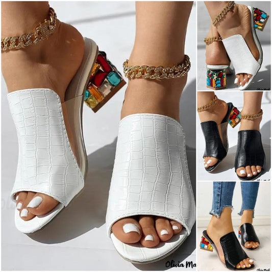 Közepes sarkú, nyitott orrú női szandál