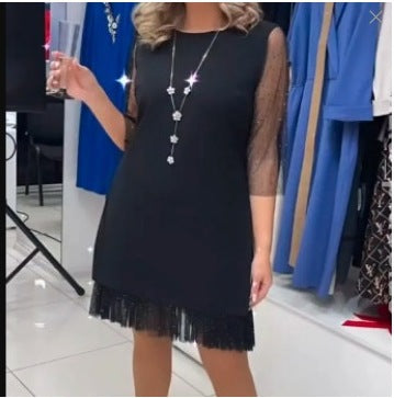 Egy testhezálló ruha oldalsó hasítékokkal és flitteres csipkével