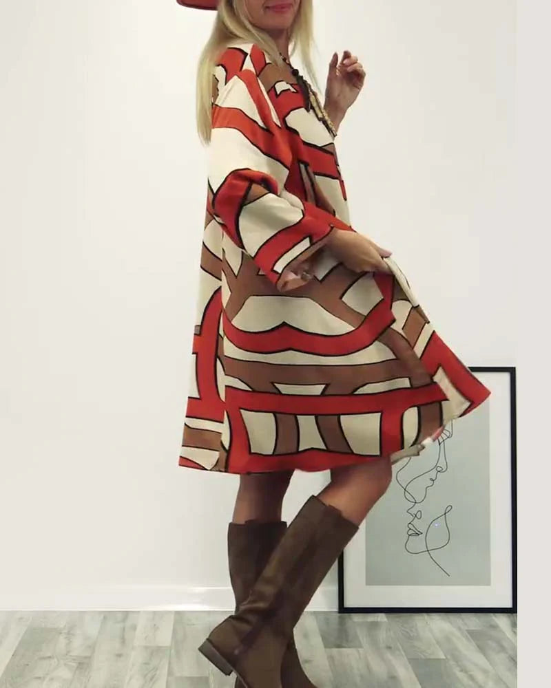 A ruha kerek nyakkivágással van nyomva