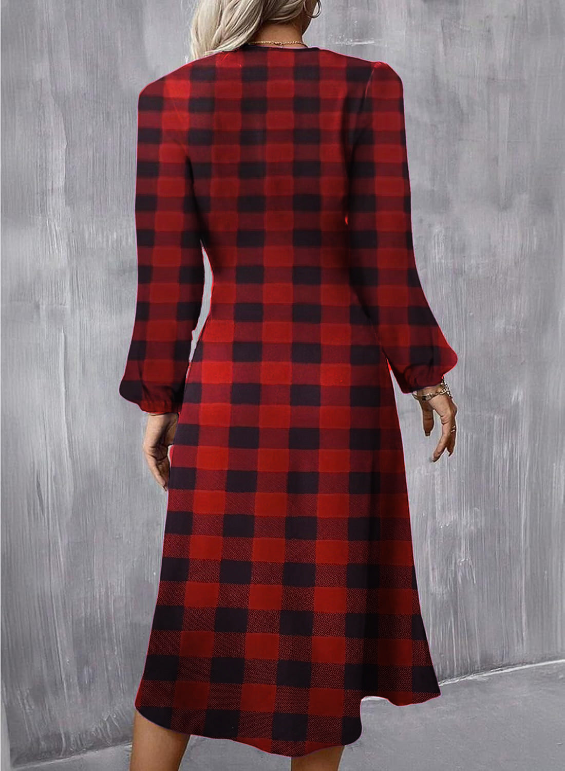 Őszi-téli női ruha hosszú ujjal, keskeny hasítékkal