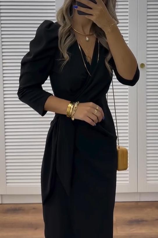 Elegáns női ruha testhezálló szabással, V-nyakkivágással