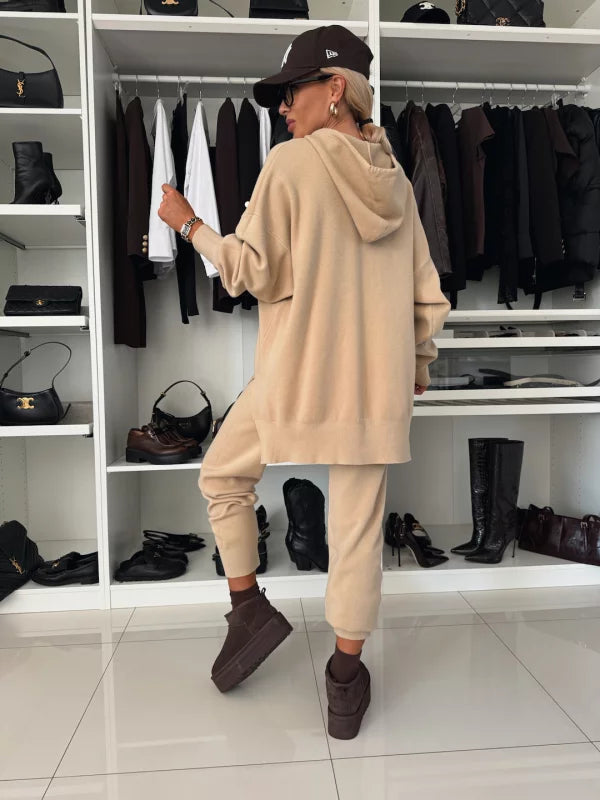 Kétrészes női szett hosszú ujjal, kapucnival és kerek nyakkal