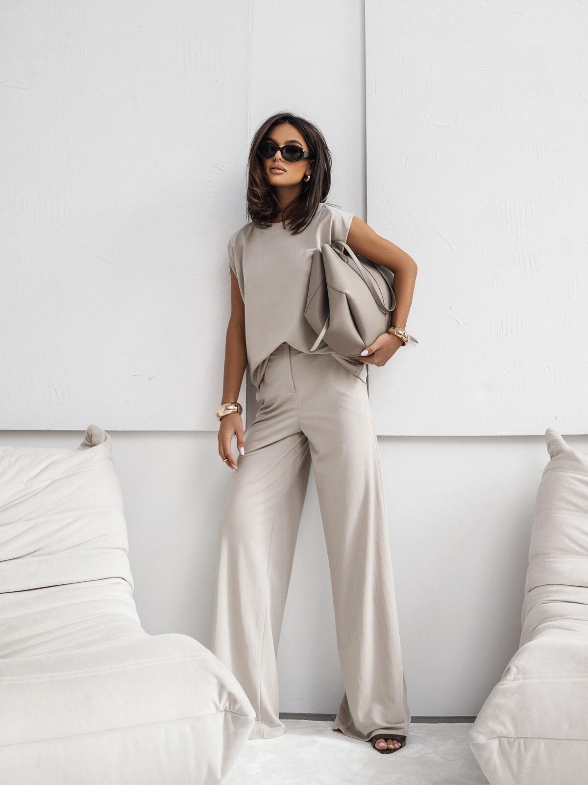 ELEGÁNS KÉTRÉSZES NŐI ÖLTÖNY, EGYSZÍNŰ