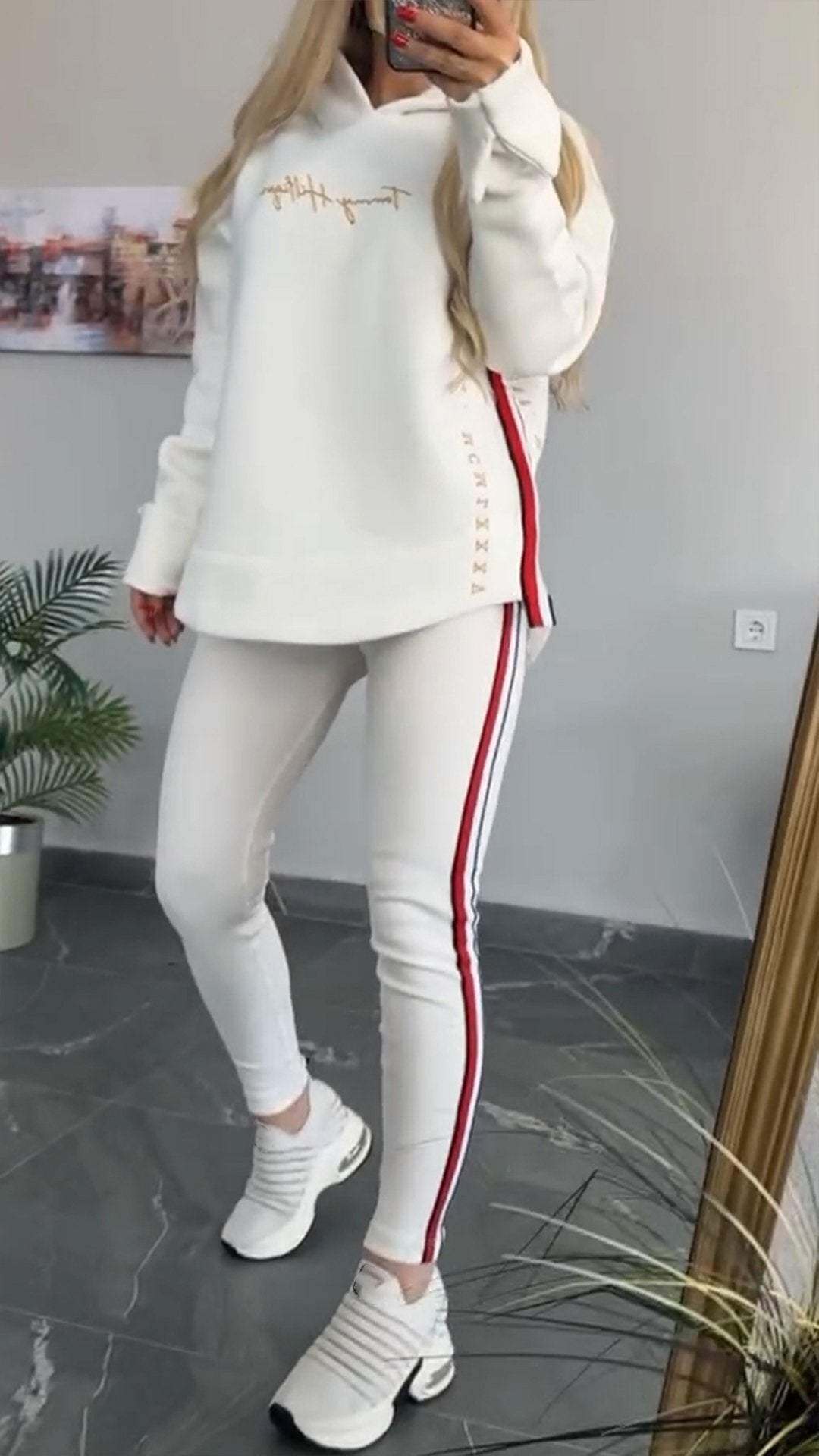 Csíkos alkalmi öltöny nőknek hosszú ujjal és kapucnival