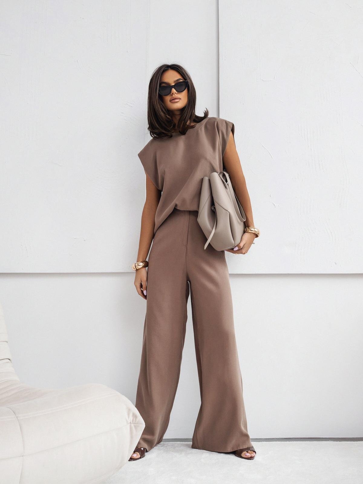 ELEGÁNS KÉTRÉSZES NŐI ÖLTÖNY, EGYSZÍNŰ