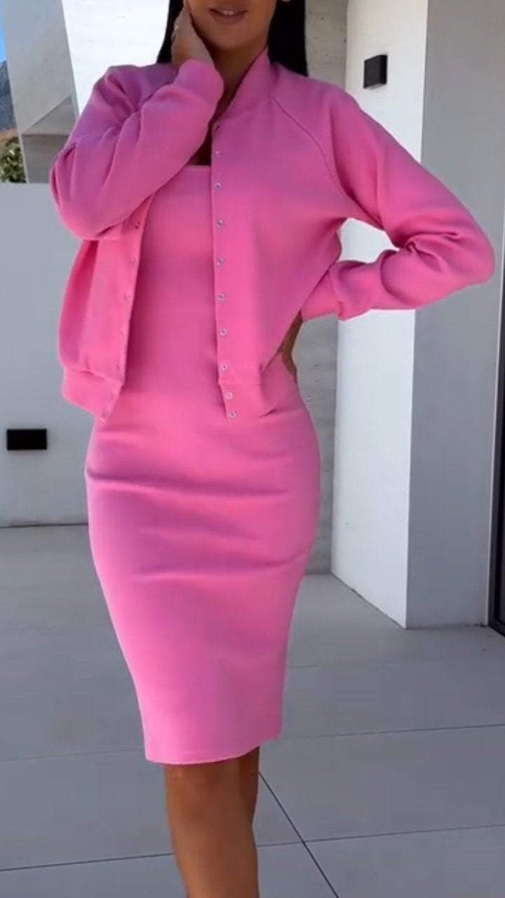 Egy dögös kétrészes szett harisnyaszoknyával és kabáttal