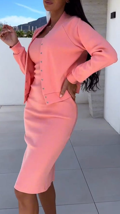 Egy dögös kétrészes szett harisnyaszoknyával és kabáttal