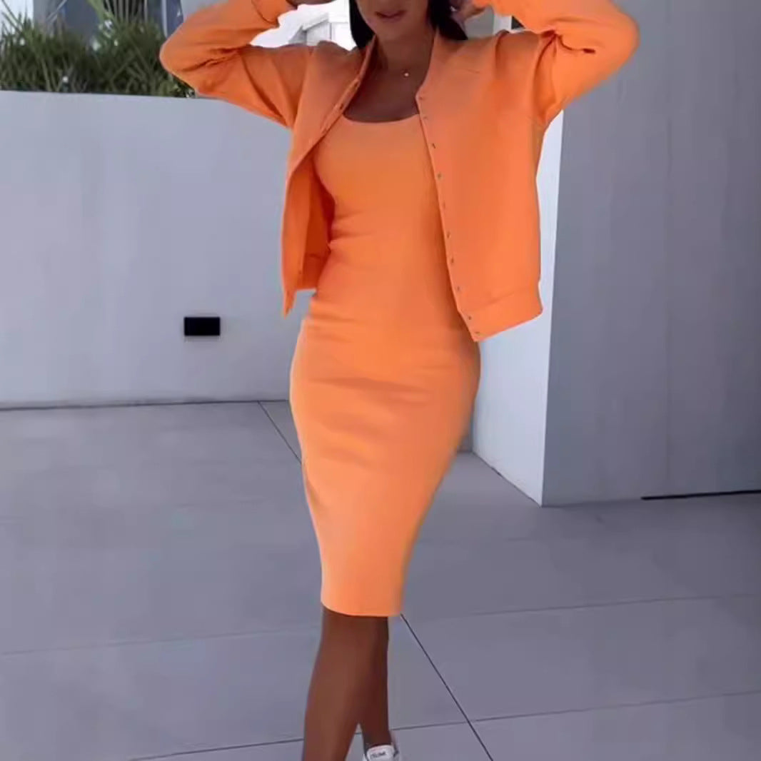 Egy dögös kétrészes szett harisnyaszoknyával és kabáttal