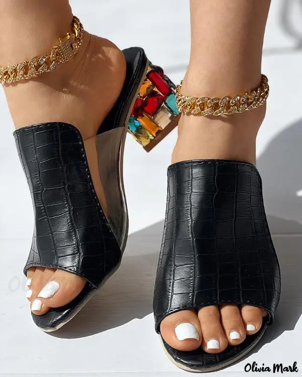 Közepes sarkú, nyitott orrú női szandál