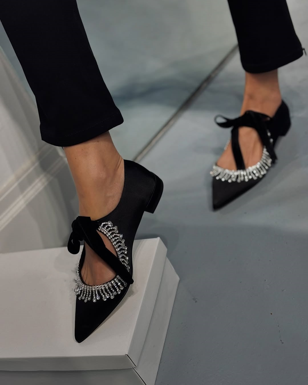 Ploni žemi bateliai, dekoruoti deimantais