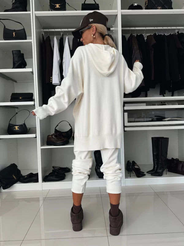 Kétrészes női szett hosszú ujjal, kapucnival és kerek nyakkal