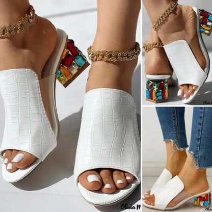 Közepes sarkú, nyitott orrú női szandál