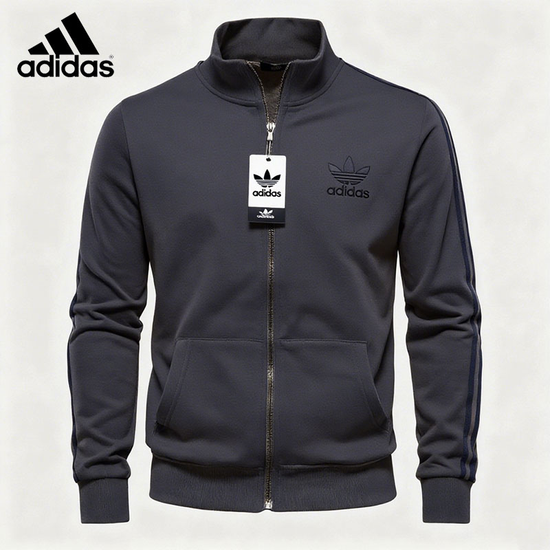 Klasszikus Adidas pulóver állógallérral és cipzárral, a retró stílus és a divat ötvözete.
