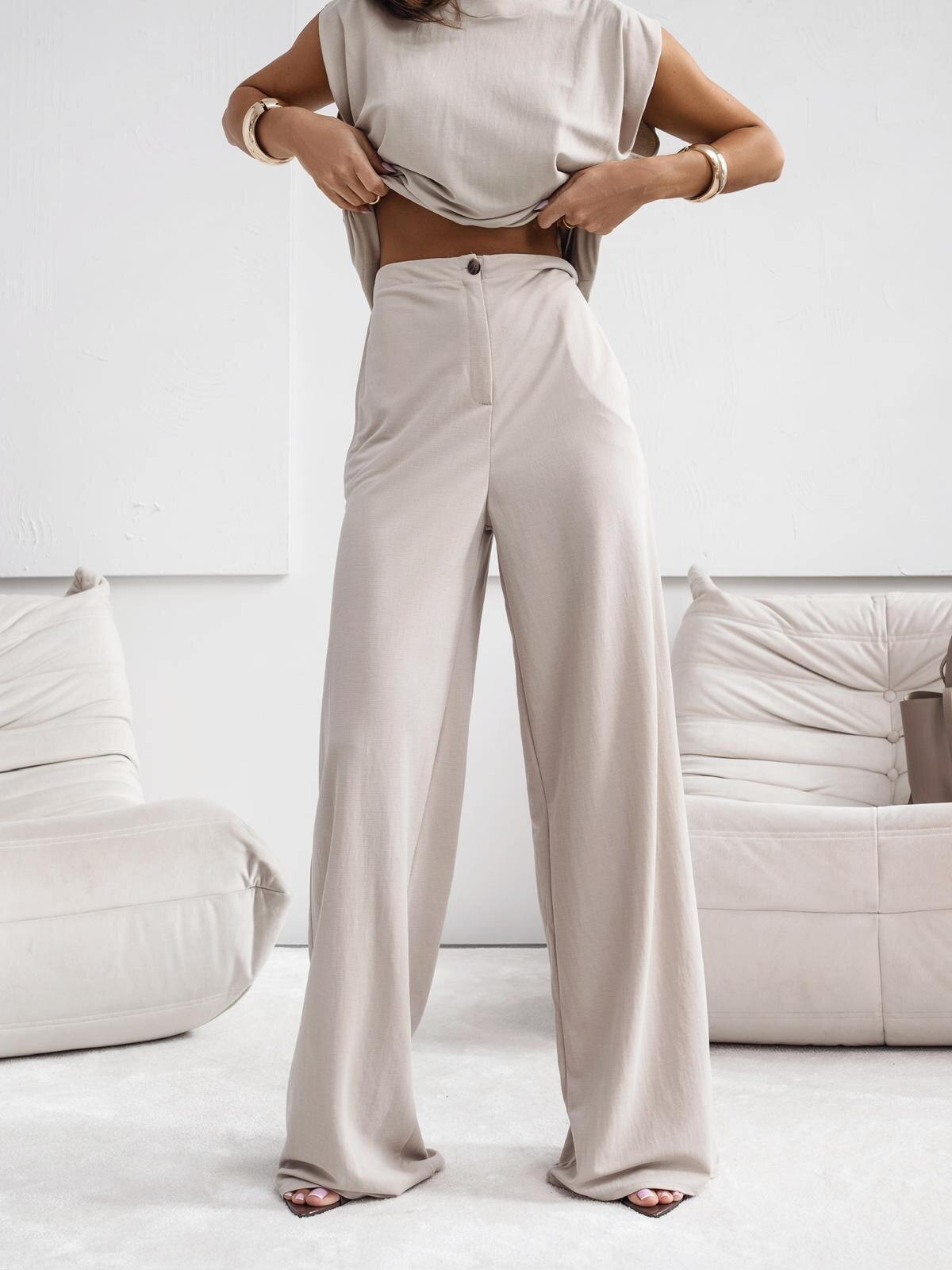 ELEGÁNS KÉTRÉSZES NŐI ÖLTÖNY, EGYSZÍNŰ