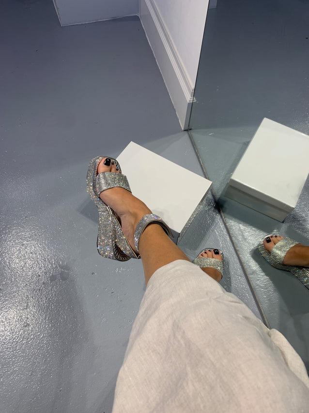 Flitteres pántos viszkóz vastag talpú éksarkú platformszandál