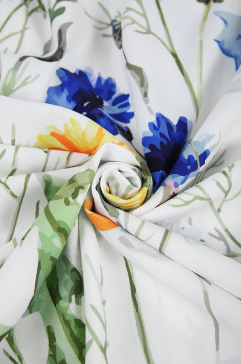 Sárga és kék virágos rövid ujjú és fehér pliszírozott midi ruha