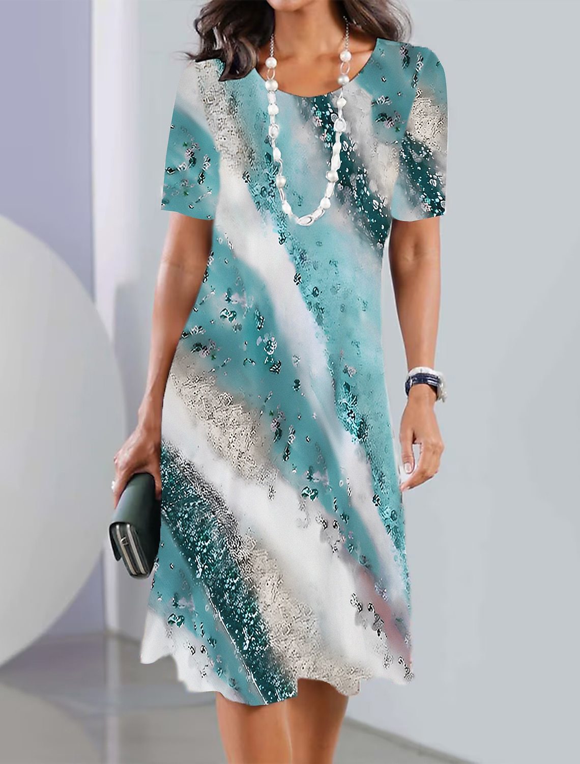 Új női ruha kerek nyakkal és rövid ujjal