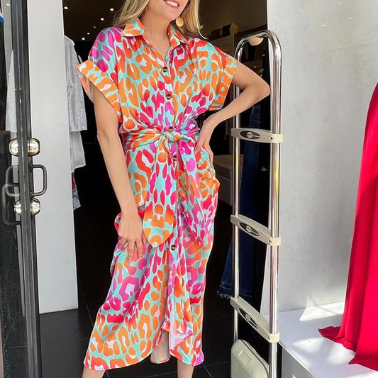 Hosszú, színes mintás ruha derékban bő nyakkendővel