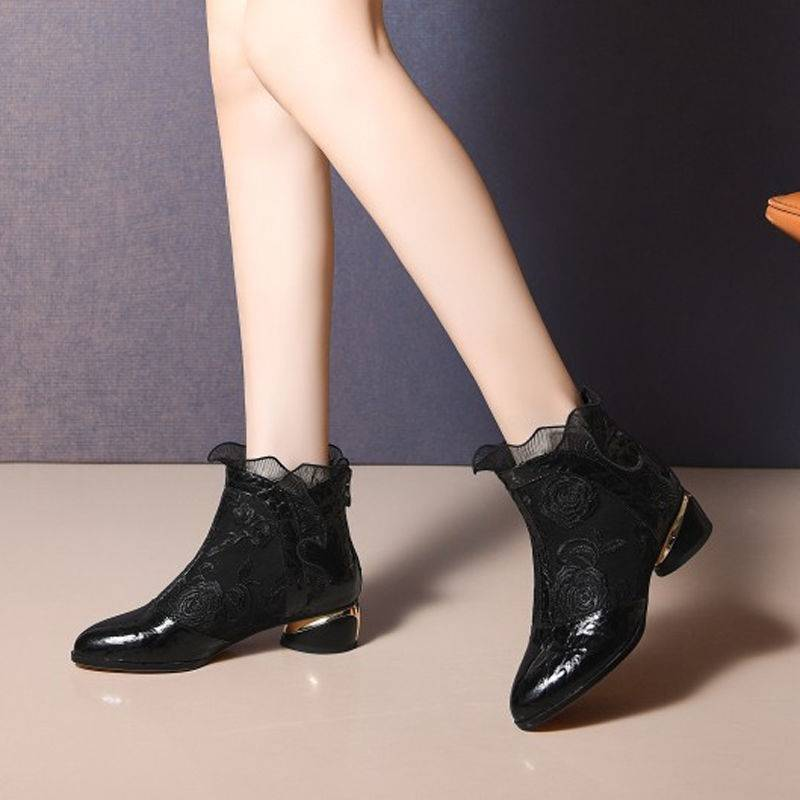 Csipke cipő vastag talppal, lótuszlevélből